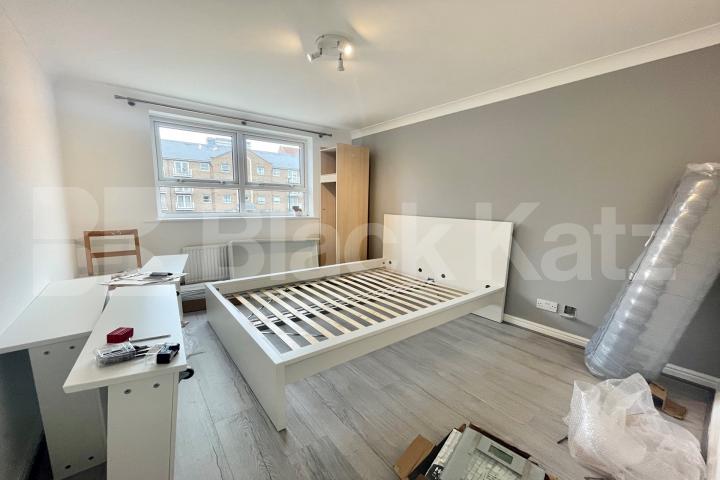  915 Sq. Ft  (85 Sq. Mts.) of living & entertaining space & private parking Beaulieu Lodge - 13 Schooner Close, Isle of Dogs